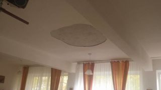 Trei copii din Alexandria au fost raniti, dupa ce o bucata de tencuiala s-a desprins de pe tavanul unei sali de curs