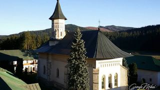 Cadru natural de basm la poalele muntilor Stanisoara. Aici, domnitorul Alexandru Lapusneanu a ridicat o manastire superba