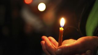 De 6 ani, pe 11 noiembrie, se duce si aprinde o lumanare pentru sufletul celui care, prin moarte, a salvat-o! Povestea impresionanta a unei femei din Pitesti care a facut transplant de ficat