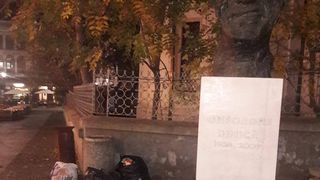 Batjocura crunta langa chipul marelui actor Gheorghe Dinica din Centru Vechi al Capitalei! Saci de gunoi au fost aruncati neglijent la baza statuii amplasate in memoria maestrului