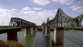 O tanara de 18 ani s-a aruncat de pe pod la Cernavoda