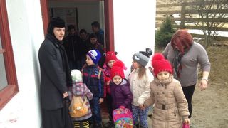 Terorizati de invatatoare, copiii care stau intr-o manastire refuza sa mai mearga la scoala!