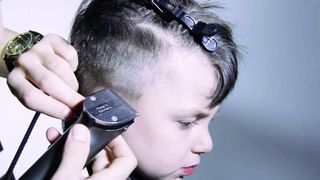 Motivul pentru care o profesoara din Romania a tuns doi elevi, la ora de dirigentie