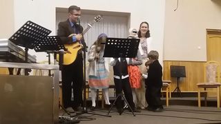 Sotii Bodnariu si-au adus cei 6 copii sa interpreteze cantece religioase intr-o biserica penticostala din Ploiesti. Norvegienii ii luasera pe micuti pentru a nu fi "indoctrinati religios"