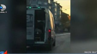 Imagini socante in Piatra Neamt! O ambulanta goneste cu pacientul in spate, cu usile deschise