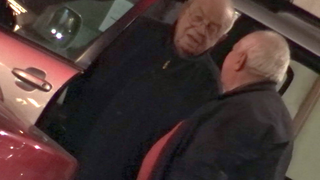 Primele imagini cu Arsinel, dupa ce a chemat salvarea acasa! Marele actor abia mai poate sa mearga si este foarte palid