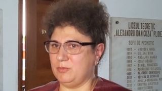 Diriginta care a tuns doi elevi in fata clasei se declara "un profesor serios": &bdquo;Daca le lipseste o suvita din perisor nu inseamna ca li se schimba imaginea&ldquo;