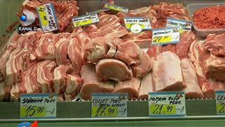 Carnea de porc, mai ieftina ca niciodata. Totusi, la raft, nu se vede deloc acest lucru! Cum e posibil? Iata explicatia