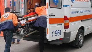 Un adolescent care conducea o masina a murit dupa ce a provocat un accident in Tulcea. Alti doi tineri sunt grav raniti