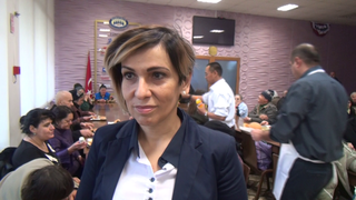 Gest impresionant facut de afaceristii turci pentru nevoiasii din Bucuresti. Pensionarii sarmani au primit numeroase feluri de mancare servite de voluntari americani.