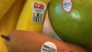 Ai idee ce inseamna etichetele de pe fructe si legume? Uite cum te poti feri de toate capcanele de la raft!