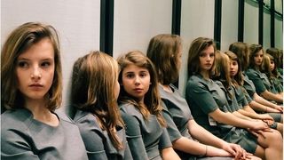 Fetele s-au ingramadit sa prinda un loc la scoala asta. Sunt dispuse sa dea 1.500 de euro ca sa invete ASTA. Toate considera ca pot da marea lovitura in cariera cu aceasta mutare