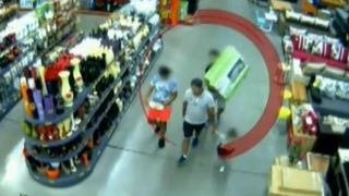 Pana unde s-a ajuns! Un sibian isi invata fiica de numai trei ani cum sa fure din magazine! Omul, alaturi de minora si alti doi baieti, au reusit sa pagubeasca un urias supermarket