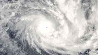 Ciclonul polar Olaf ajunge, duminica, in Romania. Precipitatiile se vor transforma in ninsoare