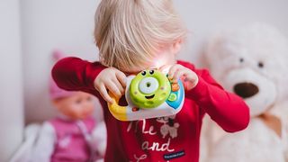 O femeie din Bucuresti si-a lasat fetita in grija unei bone. Cand a ajuns acasa si a intrat in camera micutei a avut un adevarat soc. Ce a descoperit