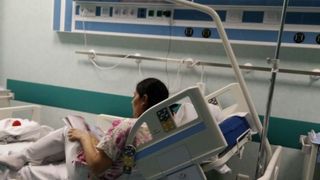 Gestul unei asistente de la Spitalul Grigore Alexandrescu i-a lasat pe multi internauti fara cuvinte - Ce a facut pentru o fetita de etnie roma. "Mama ei plangea in salon cand a vazut ASTA"