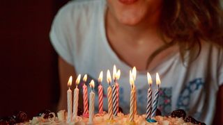 O fetita din Baia Mare a vrut sa isi otraveasca parintii si colegii. Ce a pus turnat aceasta pe tort si pe prajituri