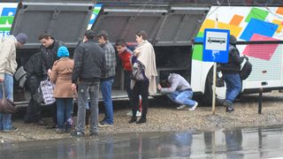 Politistii de frontiera s-au luat cu mainile de cap cand au vazut ce avea un roman in bagaj. Omul s-a suit in autocar si a crezut ca va putea trece vama cu ASTA in geanta