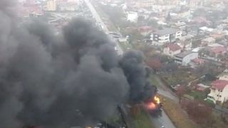 Microbuz in flacari pe soseaua Berceni din Capitala. Pompierii au intervenit de urgenta