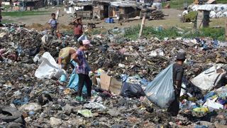 Caz socant la Cluj! Un bebelus mort, gasit intr-un sac de plastic, printre gramezile de gunoi