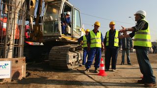 Astia suntem! Cativa muncitori au avut parte de surpriza vietii cand s-au intors pe santier! Ce zacea in mijlocul utilajelor e fabulos!