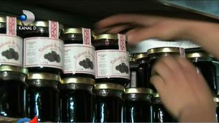 Un preot din Buzau a gasit solutia ca sa NU mai aiba nevoie de donatii. Si-a facut o super afacere cu dulceturi si muraturi!