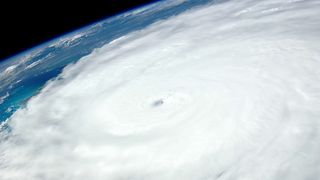 Ciclonul Olaf, risipit de ciclonul Peter, care va acoperi toata tara. Vremea va fi din ce in ce mai rece, iar de sambata temperaturile vor ajunge chiar si la valori negative noaptea