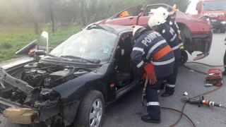 Tragedie pe o sosea din Mehedinti! Doua persoane au murit dupa ce masina in care se aflau s-a ciocnit cu un TIR