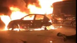 O masina a luat foc in trafic, in centrul Capitalei! Pasagerii au reusit sa se salveze