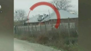 Imagini incredibile surprinse intr-o localitate din judetul Constanta. Un localnic si-a parcat autoturismul pe casa