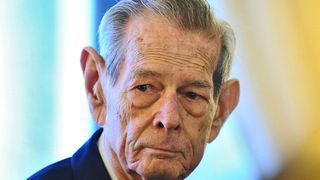 Casa Regala: Regele Mihai continua sa fie intr-o stare ingrijoratoare de sanatate; medicii considera prea riscanta deplasarea de la resedinta privata la spital