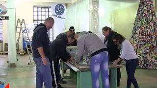 Spiridusii lui Mos Craciun sunt ecologisti. La Timisoara, brazii realizati din materiale reciclabile vor impodobi centrul istoric al orasului