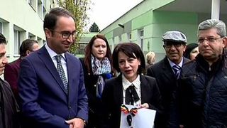 Zeci de copii cu nevoie speciale din sectorul 4 al capitalei s-au bucurat astazi de o multime de suprize din partea agentiei sociale Tika, din Turcia