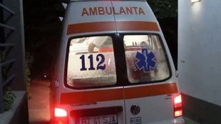 O femeie a murit in chinuri dupa ce ambulanta, care trebuia sa ii salveze viata, a fost atacata de rude