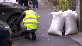 Milioane de SIM-uri telefonice au fost gasite in spatele unui bloc din Bucuresti