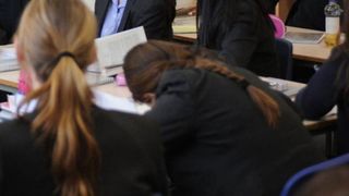 Scandal imens in Targoviste! Eleve hartuite de un coleg cu dezvoltare intelectuala int&acirc;rziata. Parintii fetelor sunt revoltati