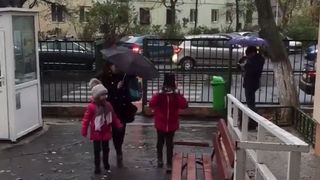 Asa da! Cum ii intampina paznicul unei scoli din Bucuresti pe elevii care vin zilnic la scoala. Face asta cu fiecare in parte