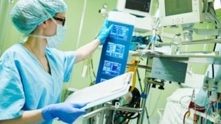 Discriminare sau conditii de bun simt? Asistenta medicala din Romania, acuzata de un spital britanic ca a pus in pericol pacientii. Ce ar fi facut gresit femeia