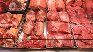 Ce se intampla cu carnea de porc din Romania? Oamenii gasesc in magazine numai carne din import. Uite unde se duce toata carnea de porc din tara