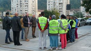 Satul sa le dea bani sa stea acasa, un primar a decis sa angajeze toti asistatii social! Acum, oamenii au salaru triplu si contracte de munca prin care cotizeaza la bugetul de stat