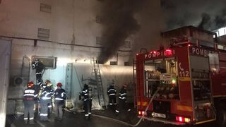 Incendiu puternic la un atelier din Cluj-Napoca. 70 de persoane au fost evacuate
