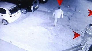 Clipe de cosmar in Suceava! Un indivit a iesit inarmat in parcarea blocului gata de atac