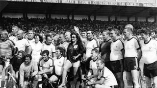 Lucruri mai putin stiute despre Stela Popescu! Actrita a fost arbitru de fotbal - Imagini inedite cu ea in timpul unui meci de fotbal