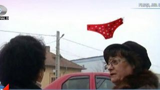 Ornamente de Craciun care seamana cu lenjeriile intime in Filiasi: "Au o forma placuta privirii cetatenilor"