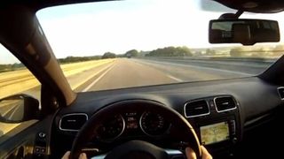 Buzau: Tanar de 19 ani la volanul unui bolid, prins de politisti conducand cu 218 kilometri la ora pe E85