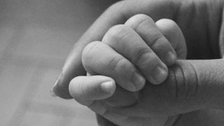 A nascut in SECRET si si-a aruncat copilul pe geam