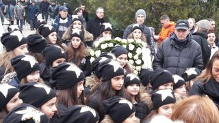 Ce se intampla ACUM in fata bisericii unde are loc slujba de inhumare a Stelei Popescu