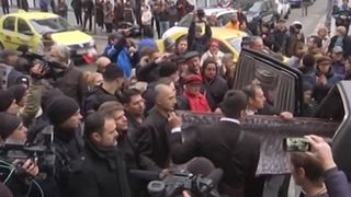 Scene cutremuratoare in cimitir! Ce au facut oamenii care au venit la inmormantarea Stelei Popescu! N-avem pic de rusine!