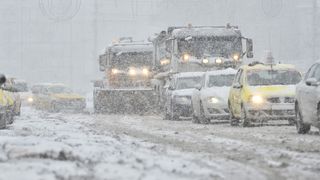 Cod portocaliu de viscol in sapte judete din Romania. Autoritatile au mobilizat peste 3.500 de pompieri in zonele vizate