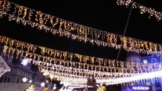 Iluminatul festiv de sarbatori va fi aprins in Capitala vineri seara, cand se deschide si targul de Craciun din Piaţa Constituţiei. Targul din Piaţa Victoriei va fi deschis in 5 decembrie